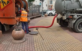 В Бресте специалисты провели дополнительную очистку сетей дождевой канализации в проблемных точках улиц