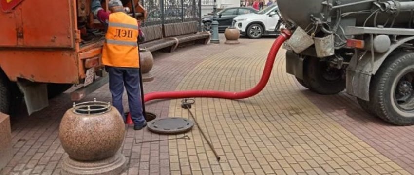 В Бресте специалисты провели дополнительную очистку сетей дождевой канализации в проблемных точках улиц