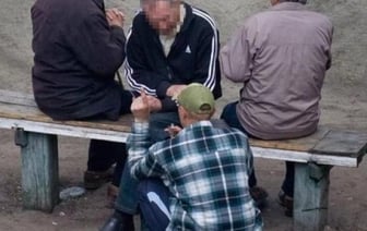 Мужчина пытался избежать штрафа за распитие алкоголя в общественном месте, предоставив чужие данные — что произошло дальше?