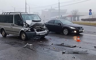 В Минске микроавтобус сбил двух работников дорожной службы — Фото