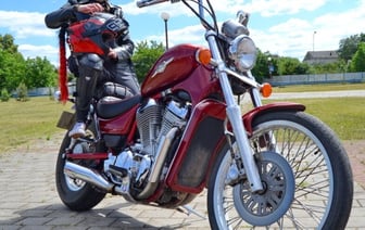 Девушка из Кобрина рассказала о своём Suzuki Intruder VS800