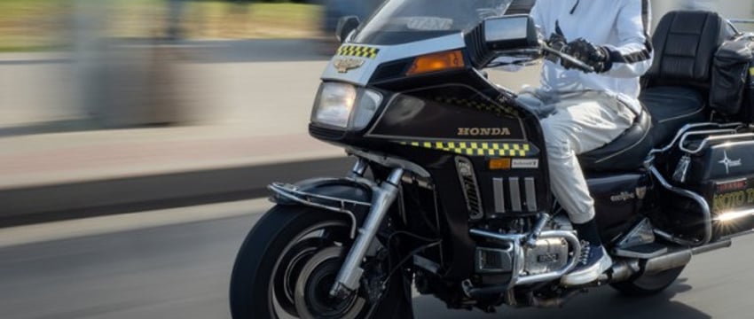 Права категории А получил только в 36 лет: как белорус зарабатывает на мототакси