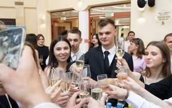 В Бресте для лучших студентов БрГТУ в театре кукол состоялся выпускной бал