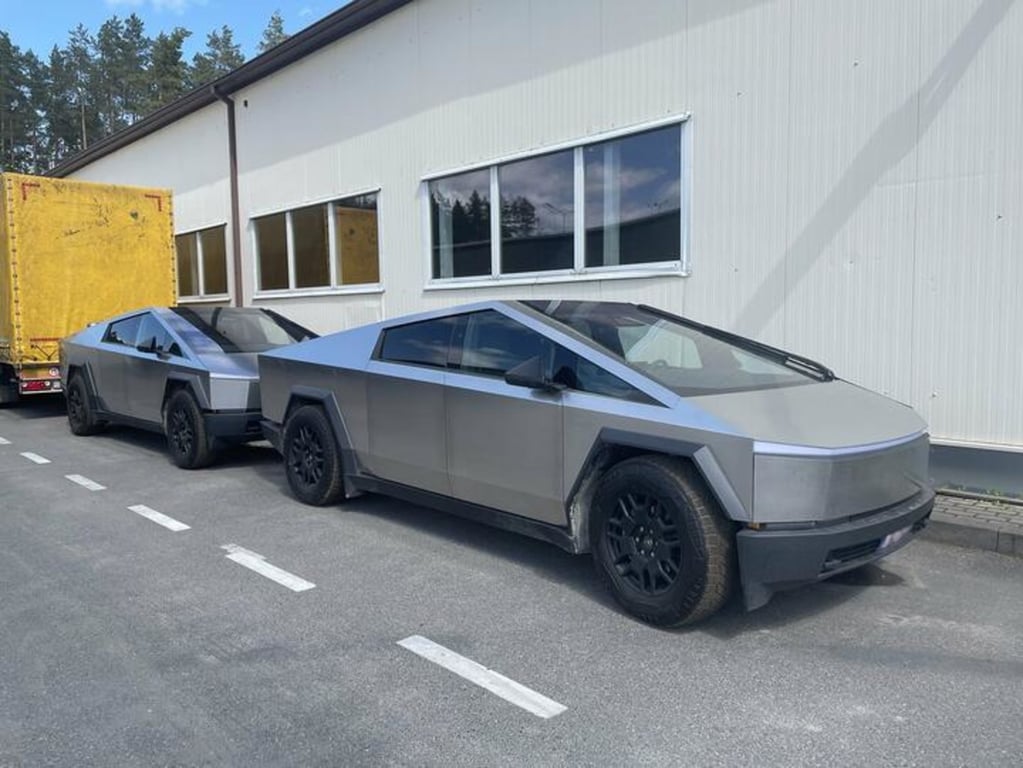 Задержанные на границе два Tesla Cybertruck. Фото: литовская таможня