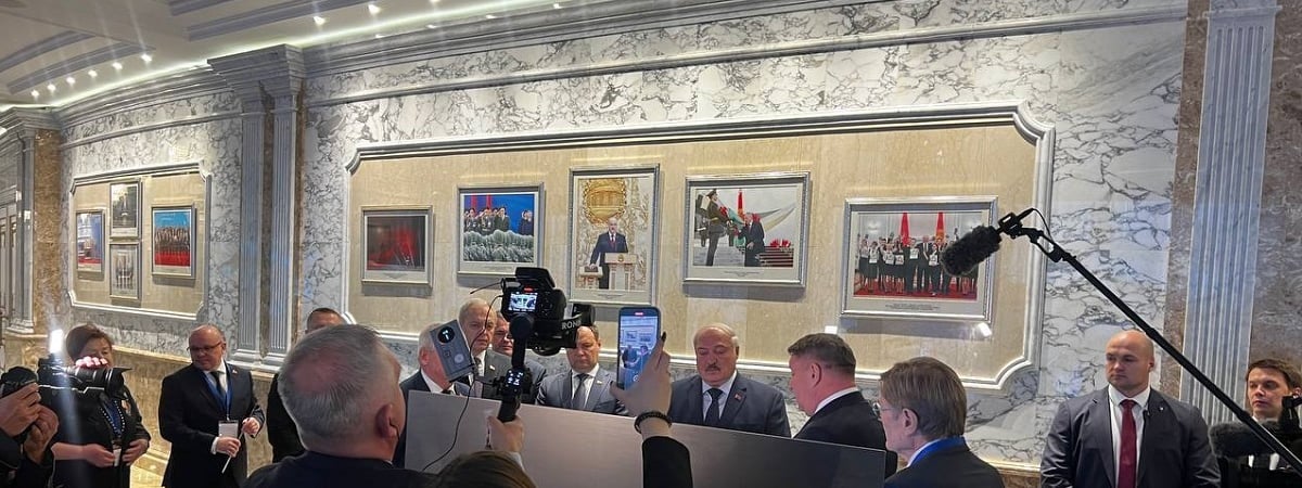 «Жмут со всех сторон» — Лукашенко объяснил, почему «цепляется за советское время» и почему белорусам «легче не будет»