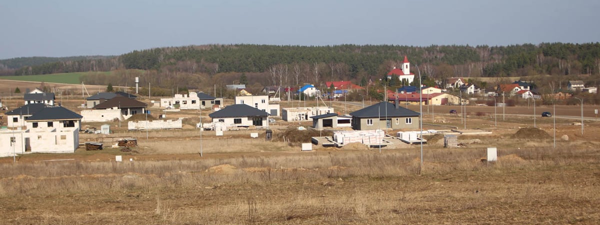 Дома растут на глазах. Смотрите, как застраивается поле под Гродно