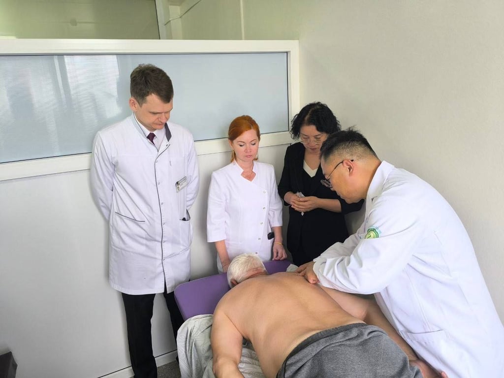 Китайский специалист дал мастер-класс по иглоукалыванию в ЦГБ Бреста