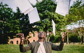 Почетную выпускницу БГУ обвиняют по 2 уголовным статьям