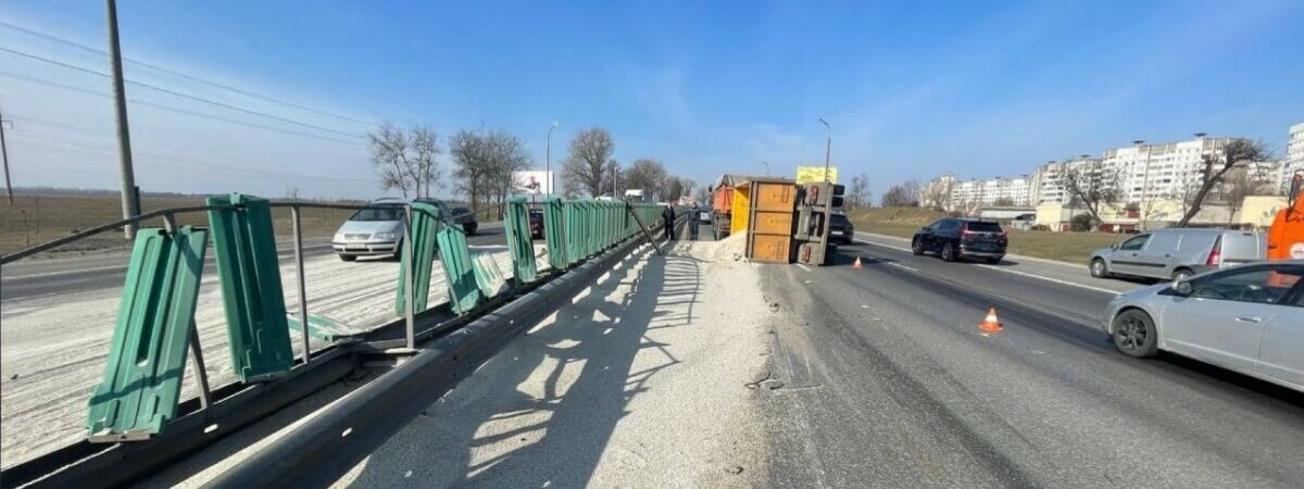 В Минске перевернулся груженый МАЗ и парализовал кольцевую — Видео
