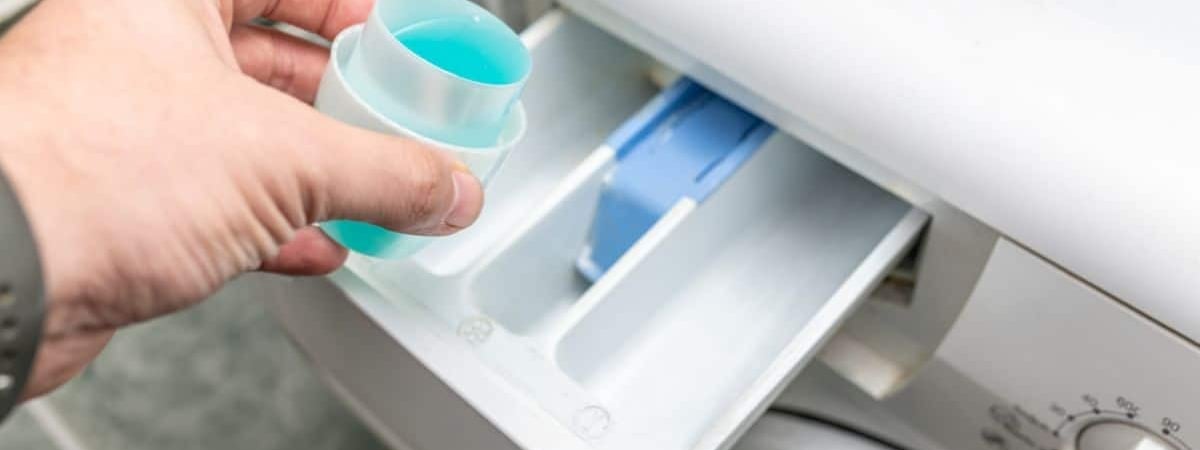 Замените стиральный порошок или гель этим средством из ванны. Поможет в критических ситуациях