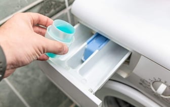 Замените стиральный порошок или гель этим средством из ванны. Поможет в критических ситуациях