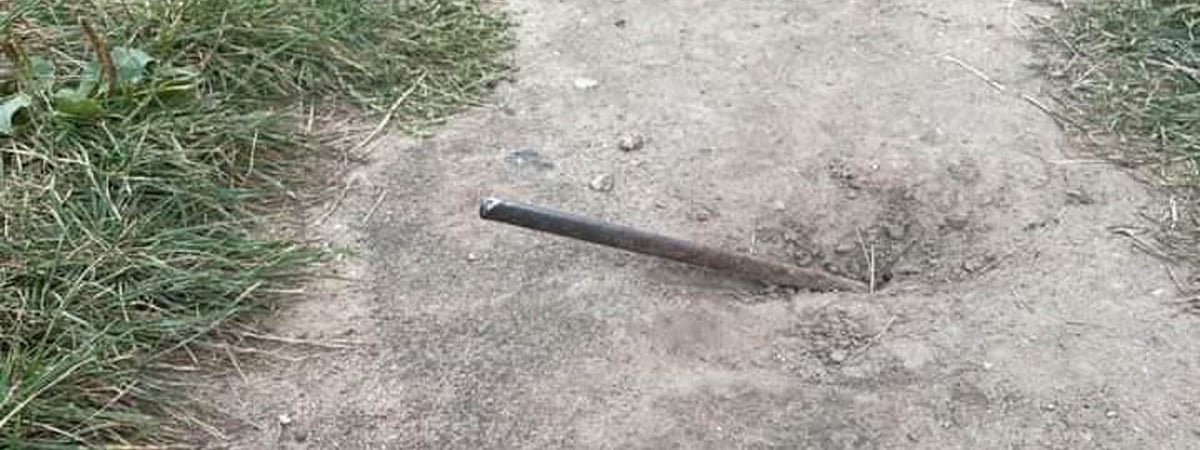 Фотофакт. На Девятовке из земли торчит опасный штырь