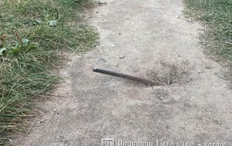 Фотофакт. На Девятовке из земли торчит опасный штырь