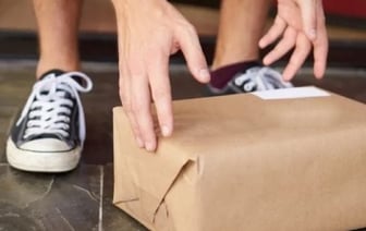 Ее штрафовали, но она не сдается. «Почтовица» продолжает рассылать посылки с макулатурой за 61 рубль