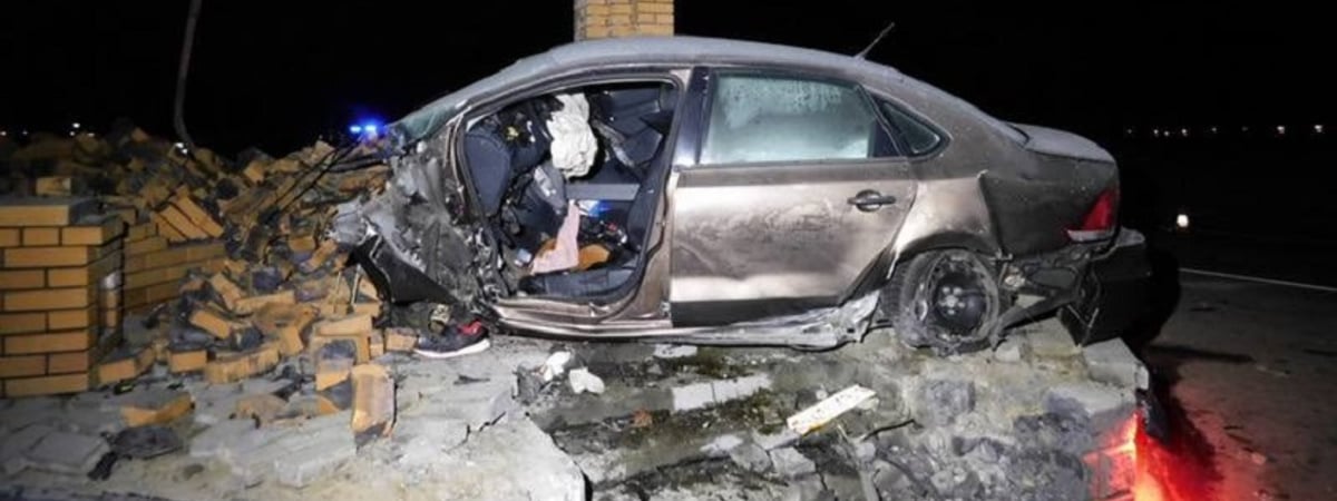 В Столине мужчина убил жену топором, а сам влетел в стелу на скорости 180 км/ч и выжил — Фото