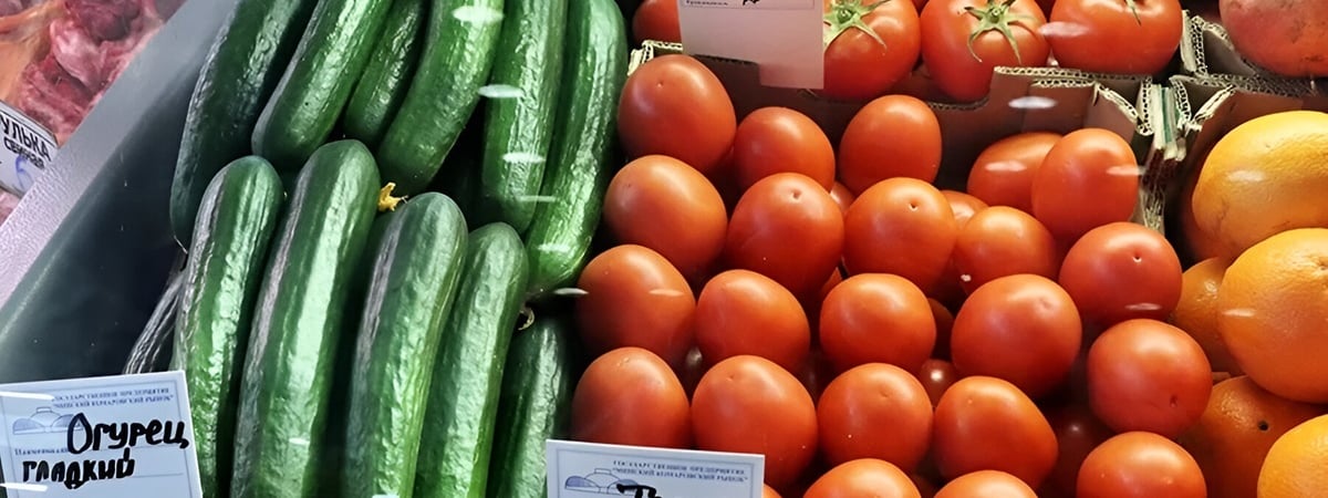 В Беларуси начали продавать огурцы и помидоры по 4,9 рубля за кило. Где купить дешевле, чем в магазине? — Фото
