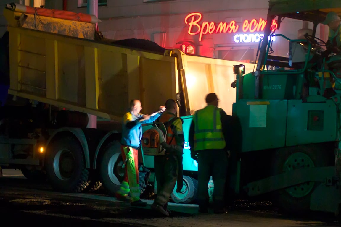 Загрузка смеси в асфальтоукладчик. Ночные работы по замене асфальтобетонного покрытия на улице Ленина в Витебске. Фото Сергея Серебро