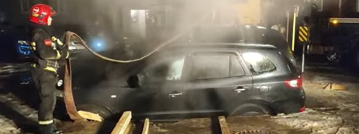 В Витебске автомобиль провалился в теплотрассу — Видео