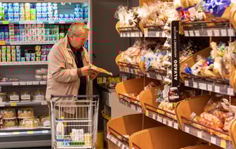 До 60%. Белорусские магазины объявили скидки на сардельки, креветки, виноград, бекон. А где 2 бутылки масла по цене 1? — Фото