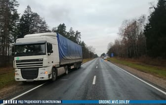 В Слонимском районе дальнобойщик остановился на дороге и погиб