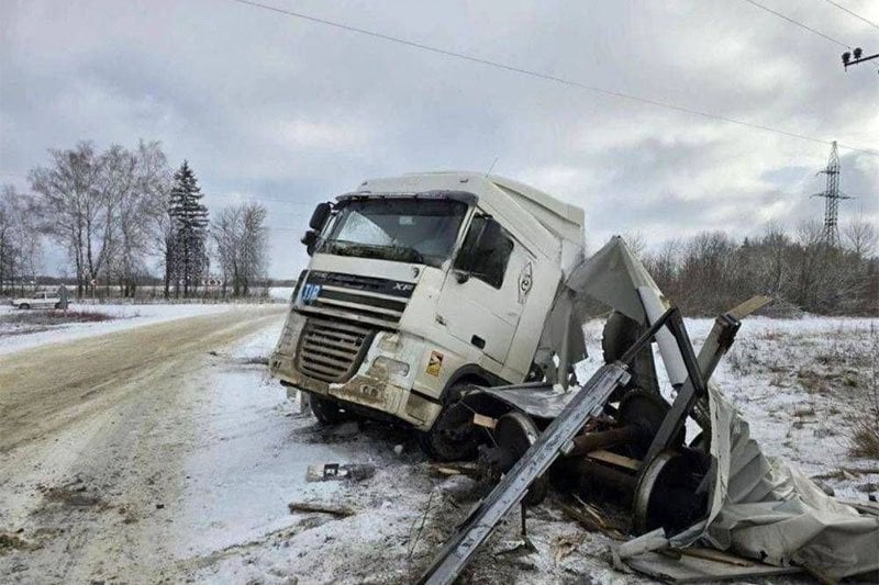 Фура из Беларуси попала под поезд в России