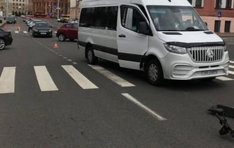 Девушка на самокате попала под маршрутку в Минске