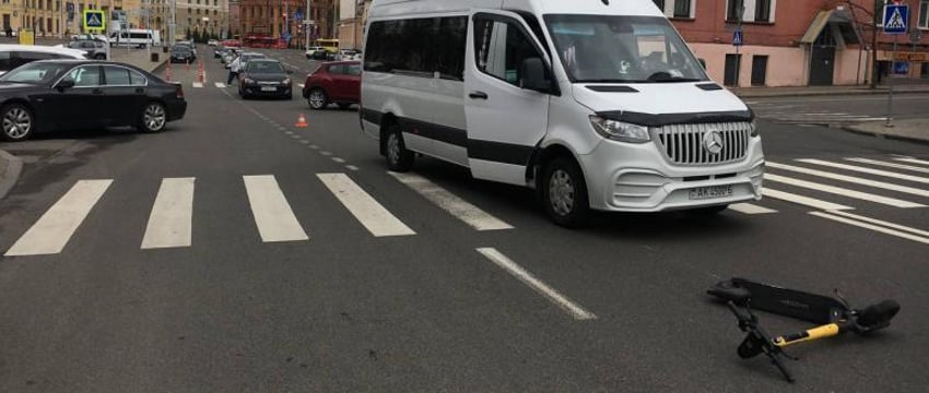 Девушка на самокате попала под маршрутку в Минске