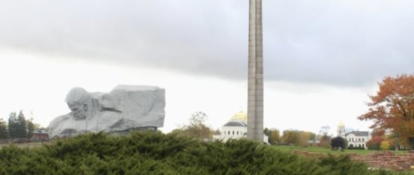БРСМ передал сертификат на Br500 тыс. на строительство патриотического центра в Брестской крепости