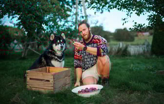 «Ремонт обошелся почти в пять тысяч». Хозяин провалившегося под землю автомобиля в Бобруйске рассказал, почему решил оставить машину в семье