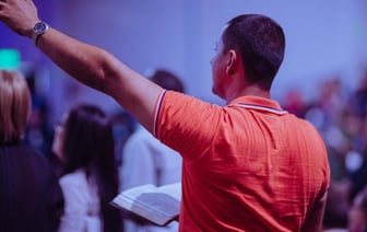 В Новополоцке установили иконы на колокольне нового храма в честь Святого Архангела Михаила. Фото