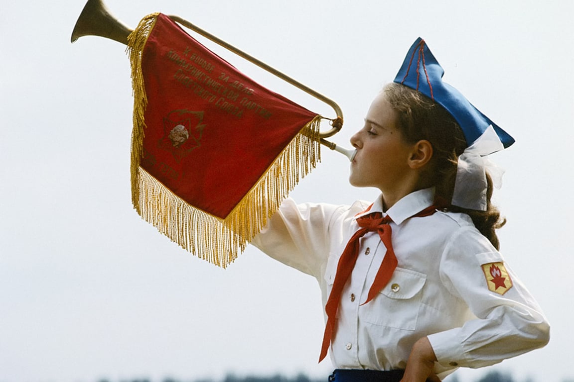 Пионерка с горном