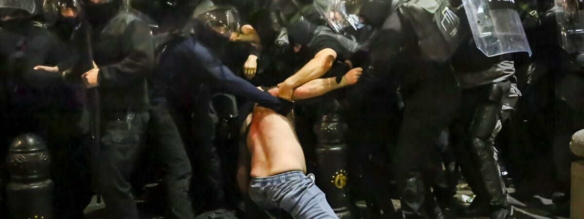 Протесты в Тбилиси против русского закона: спецназ разогнал протестующих из водомётов