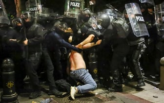 Протесты в Тбилиси против русского закона: спецназ разогнал протестующих из водомётов