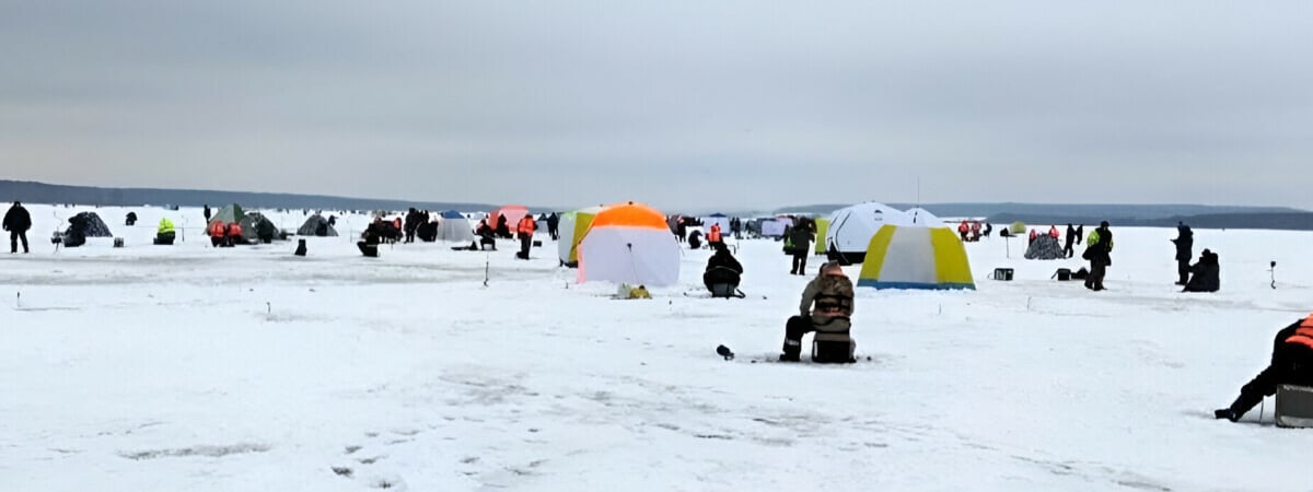 «Очень скромно, 20 рыбин» – На Зельвенском водохранилище собралось не меньше тысячи рыбаков — Фото