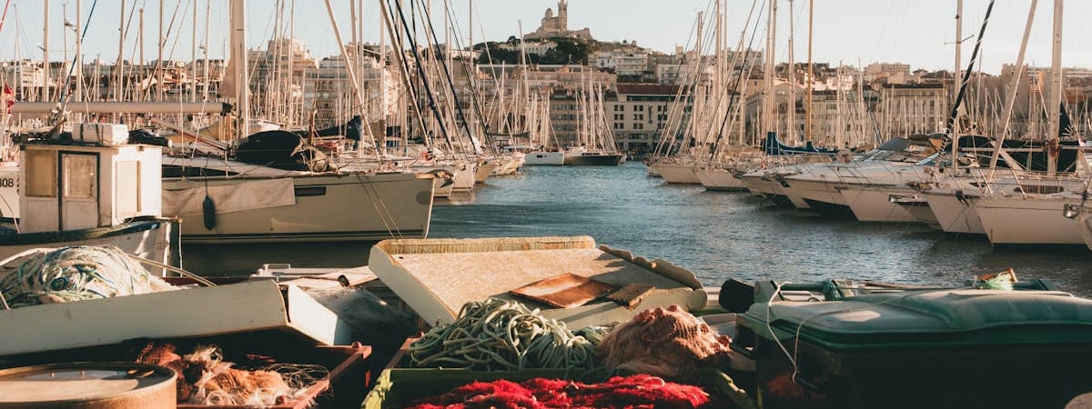 Парламент Франции на фоне политического кризиса принял временный бюджет