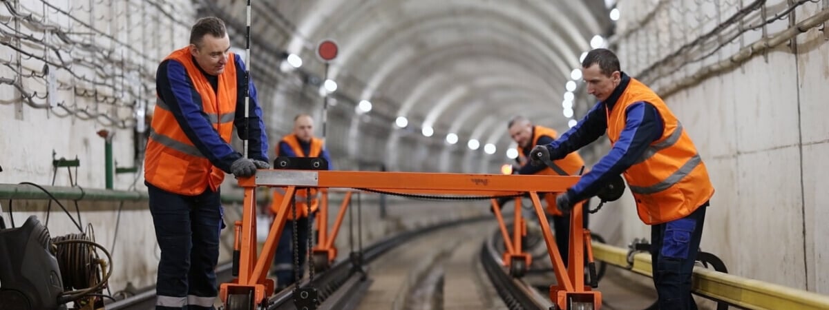 В Минском метрополитене показали, как ночью меняют рельсы — Видео