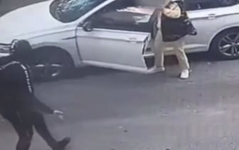 Пьяный мужчина напал на машину, в которой была женщина — это было снято на видео