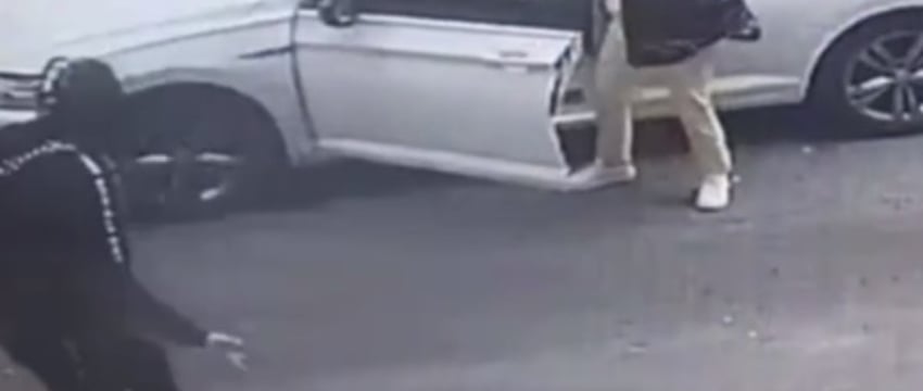 Пьяный мужчина напал на машину, в которой была женщина — это было снято на видео