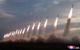 Ким Чен Ын из Северной Кореи наблюдает за испытаниями ракетной установки.