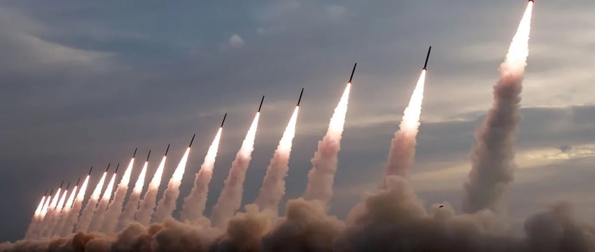 Ким Чен Ын из Северной Кореи наблюдает за испытаниями ракетной установки.