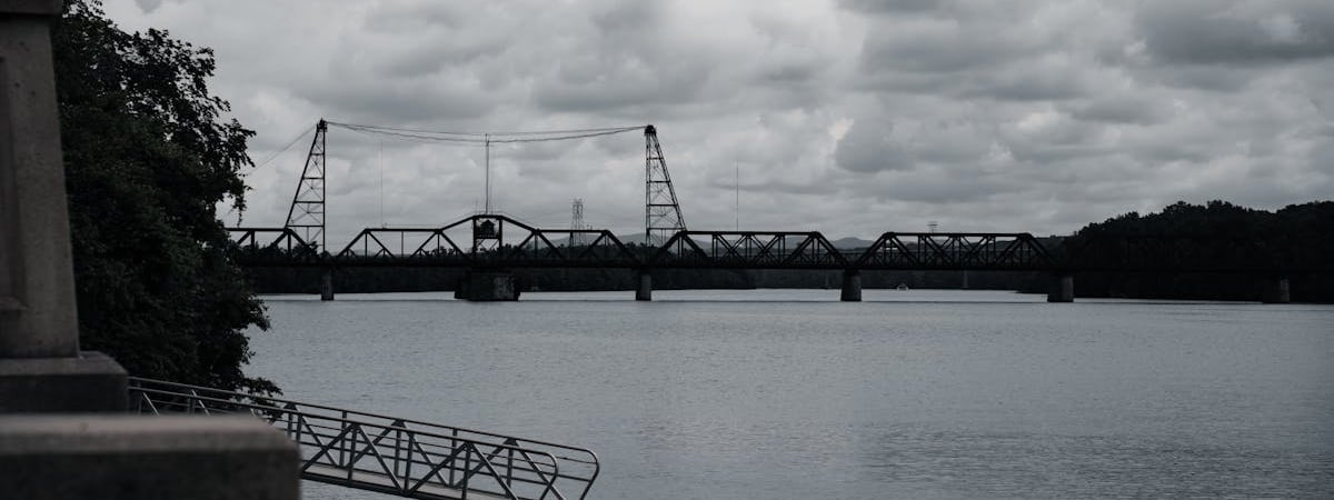 «Мусорка отправилась погулять» — Минчане показали, как улица с припаркованными авто в считанные минуты превратилась в реку — Видео