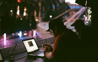Смерть мужчины в китайском интернет-кафе оставалась незамеченной в течение 30 часов.
