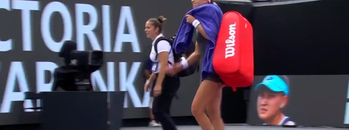 Азаренко снялась с матча с российской теннисисткой. Что случилось? — Видео