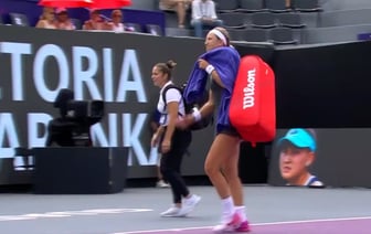 Азаренко снялась с матча с российской теннисисткой. Что случилось? — Видео