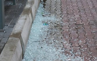 В Бресте мужчина разбил стекло на остановке общественного транспорта