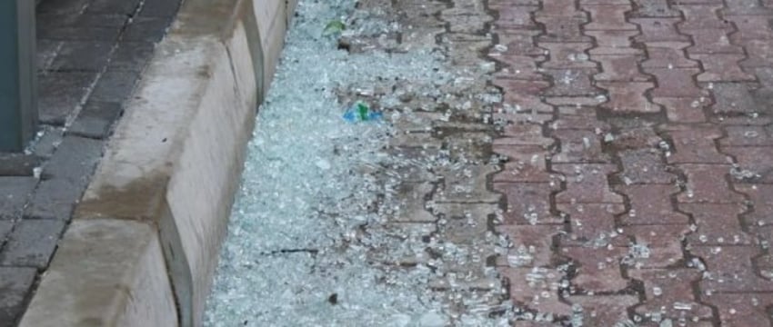 В Бресте мужчина разбил стекло на остановке общественного транспорта