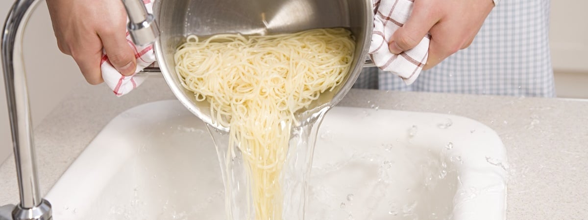 Большинство неправильно сливают воду из-под макарон? Эти 2 лайфхака с дуршлагом и без упростят жизнь — Полезно