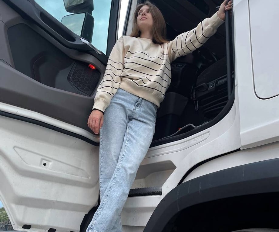 Как белорусская медсестра управляет 20-тонной Scania