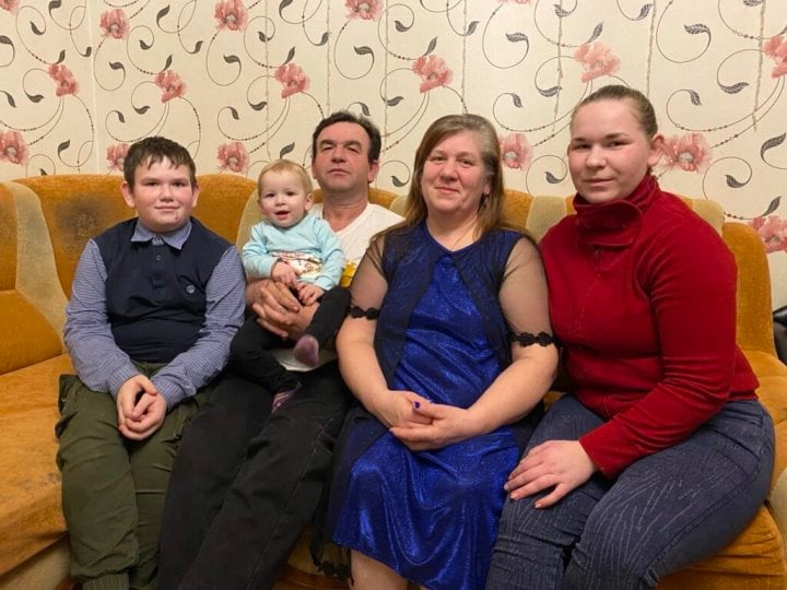 Первого родила в 16, шестого – в 41. Как живет многодетная семья