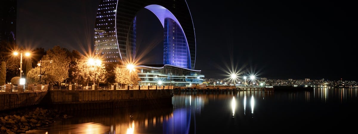 В дагестанском Каспийске атаковали порт, где базируется флот России